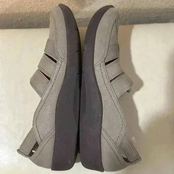 SOLD. SOLD. Clarks cloud steppers slip on. Size 7 1/2 narrow. - Picture 5 of 6